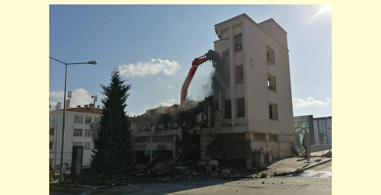 Belediye binası yıkılıyor